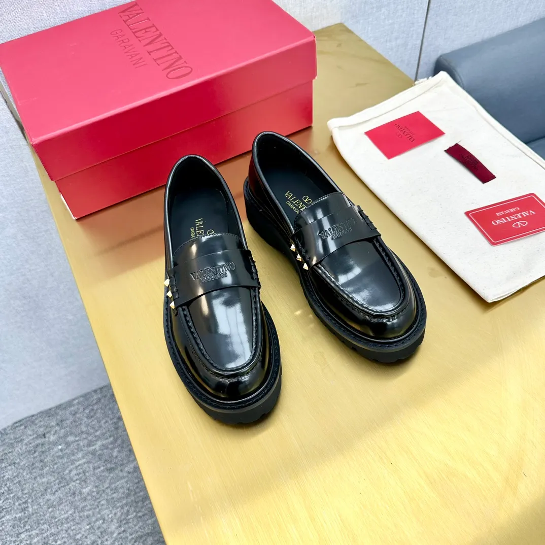 👟👟Ex-factory price 560👟👟 2024【VALENTINO】Valentino's early spring fashionable slip-on loafers are hot new🆕 Versatile style with temperament💃🏻 Slay the whole audience immediately when you put them on [Love] The ultra-simple design is more timeless and attractive! Fashionable and neat feeling, it is a magic tool for increasing your height and slimming down ✨ The shoe collar is specially added with anti-wear latex! You won't feel tired after walking all day long🦶🏻 The upper is made of open-edge beaded cowhide material and paired with a calfskin lining, which is full of texture! 👿Bottom thickness 4.0cm 👿Color: Black Brown 👿Size: 35-40 Factory ready supply